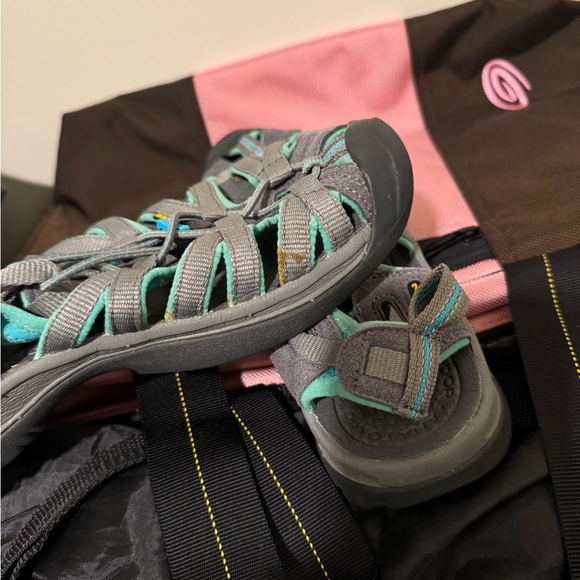 Keen women's waterproof hiking shoes 8.5 - Picture 7 of 7